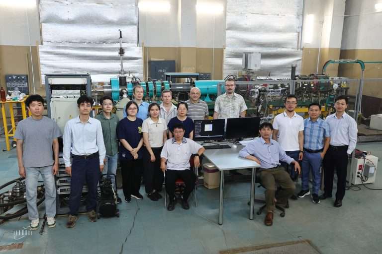 Visit of Vietnamese specialists to the positron spectroscopy facility