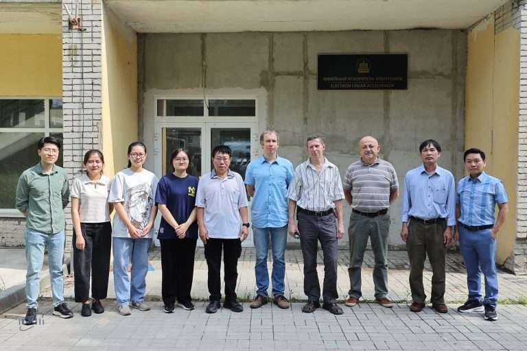 Visit of Vietnamese specialists to the linear electron accelerator
