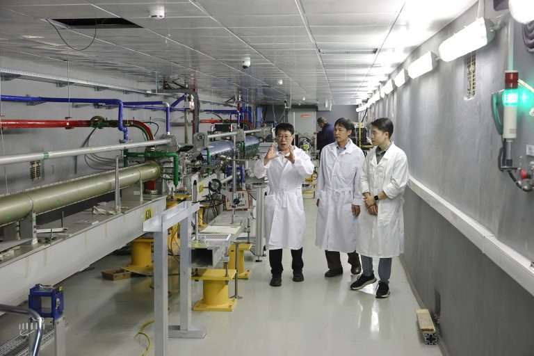 Prof. Khiem introducing the LINAC facility to colleagues
